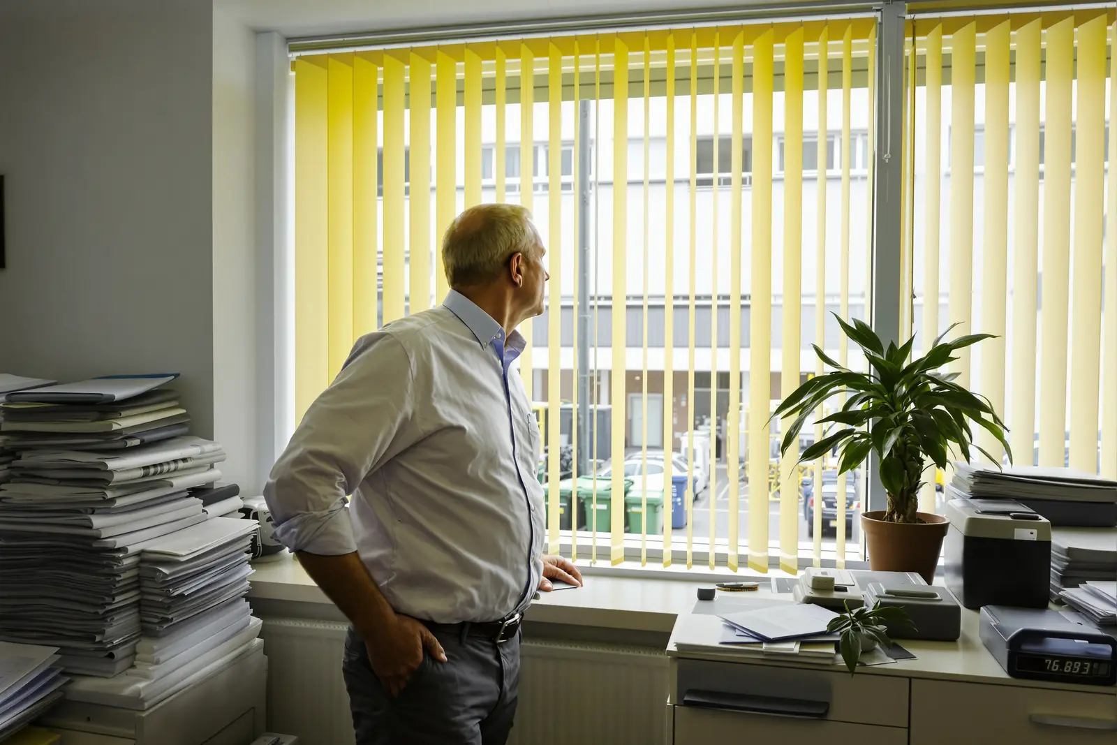 Köchin blickt aus der Küche zu ihren Gästen: Sinn im Job zeigt sich in der Wirkung
