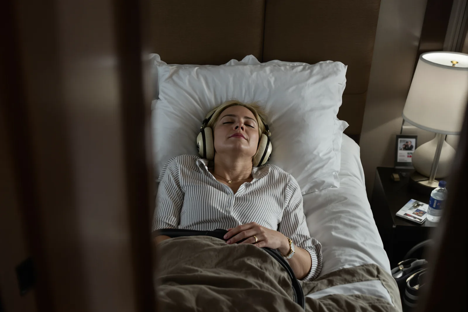 Nahaufnahme im Profil: Ohr mit Kopfhörer im warmen Abendlicht. Ein Hypnose-Audio führt per Stimme in die Entspannung