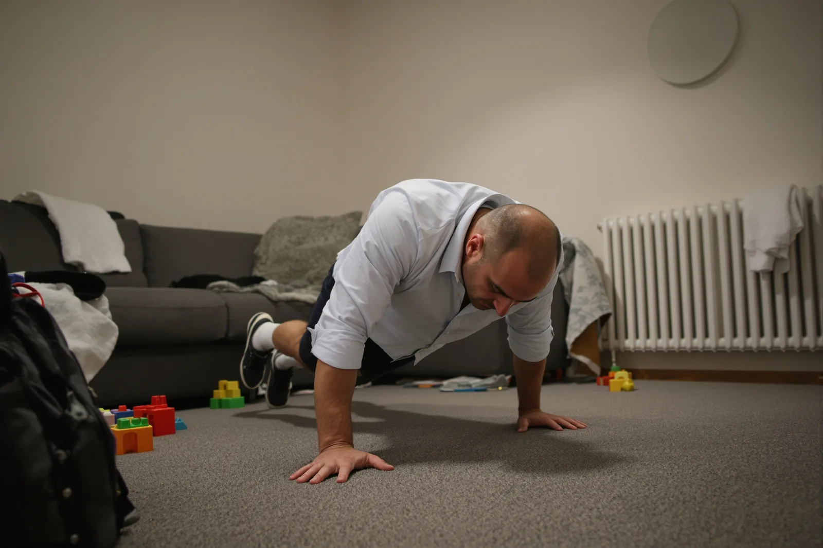 Halb ausgerollte Yogamatte im Morgenlicht: Mini Habits machen den Anfang lächerlich klein