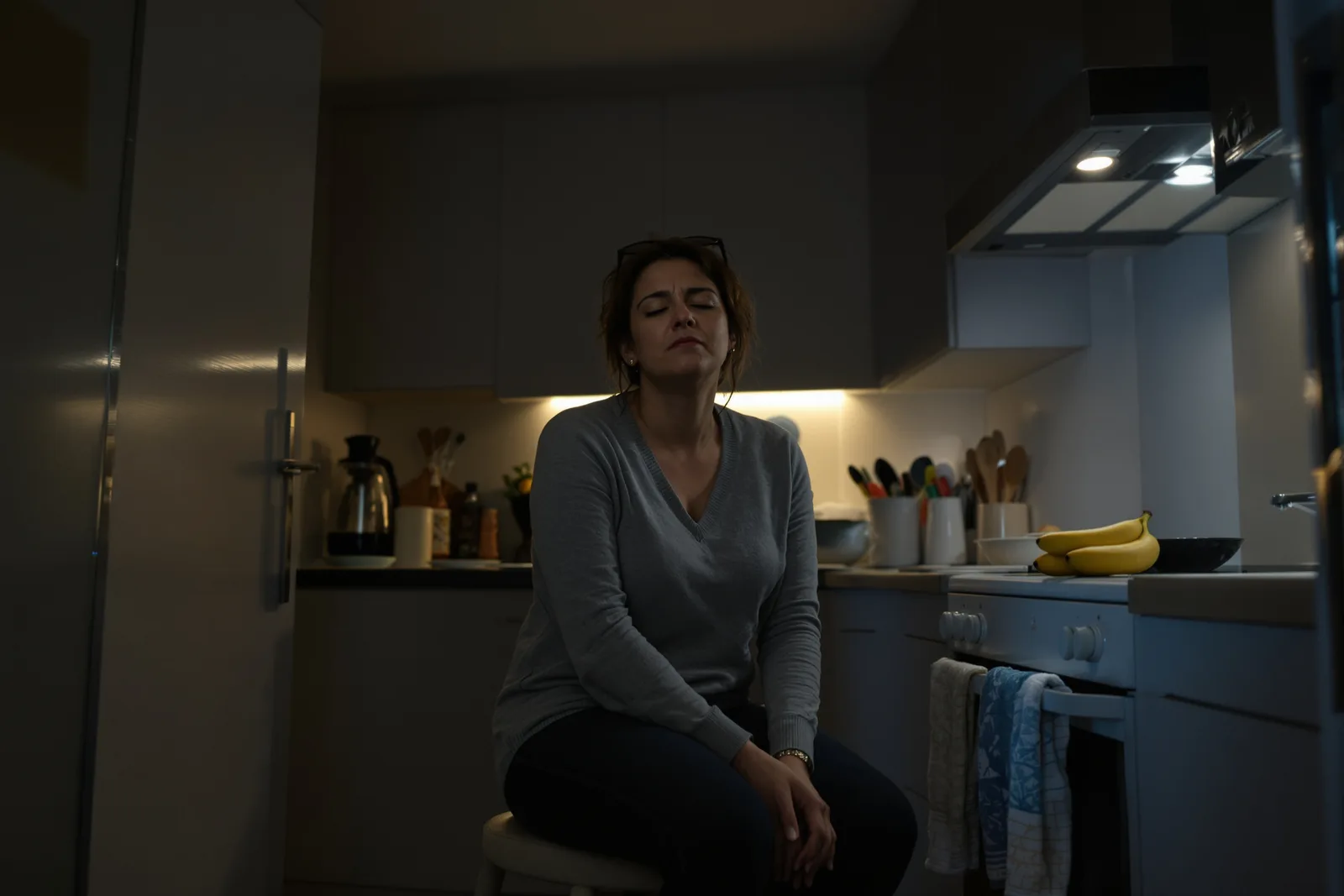 Frau entspannt abends mit Augenmaske und Decke auf dem Sofa. Selbsthypnose-Fehler entstehen durch Anstrengung statt Loslassen