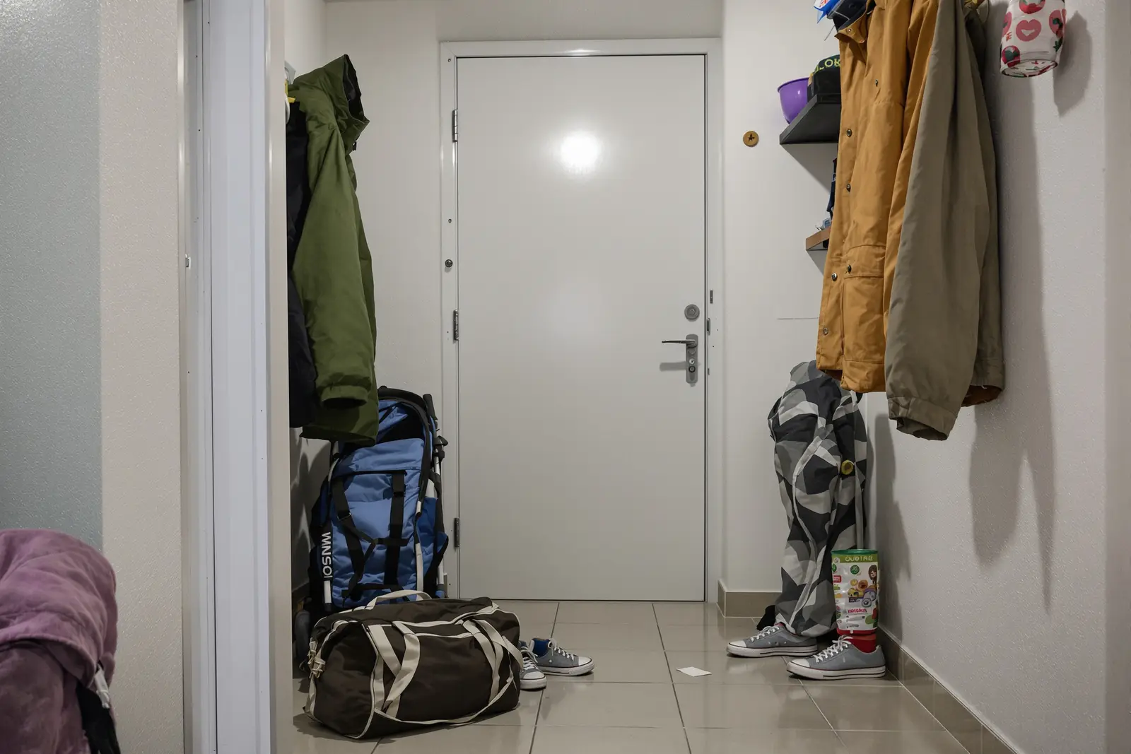 Gepackte Sporttasche wartet abends an der Haustür. Wenn-Dann-Pläne treffen die Entscheidung im Voraus