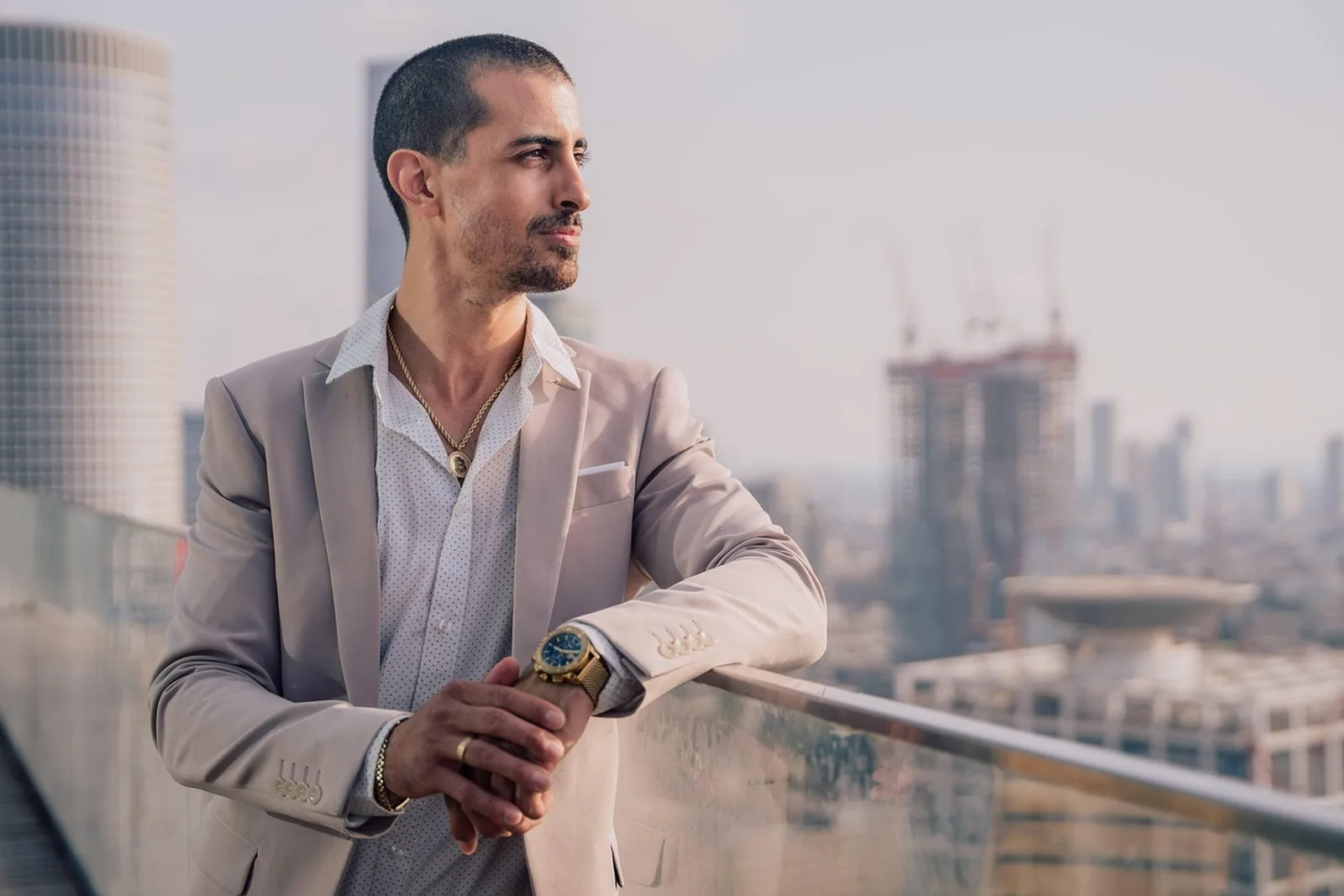 Mann macht eine Mikro-Pause auf der Dachterrasse, kurze Pausen helfen, Druck im Job auszuhalten