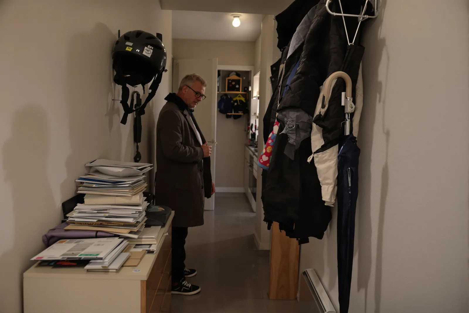 Frau geht abends angespannt durch die Stadt. Der innere Kritiker redet oft am lautesten auf dem Heimweg