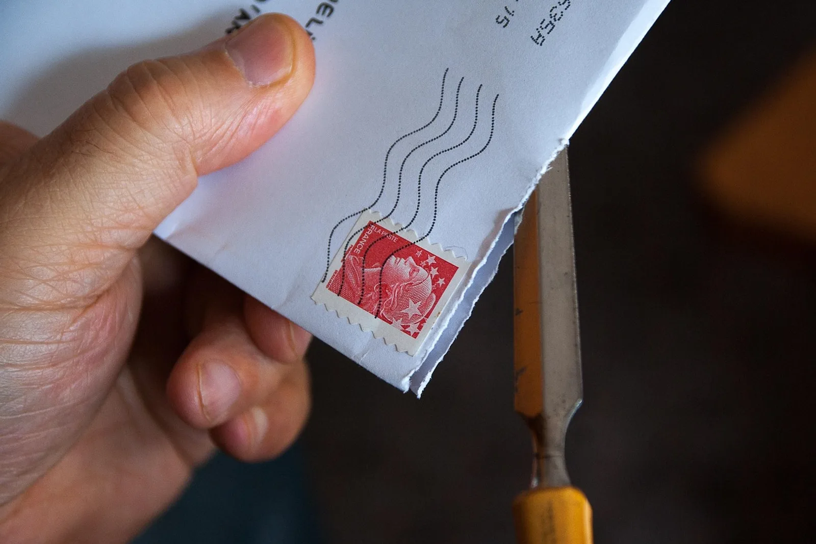 Hand wirft morgens einen Umschlag in den Briefkasten: bewusst abgeben statt endlos nachbessern, ein Kernschritt beim Perfektionismus ablegen