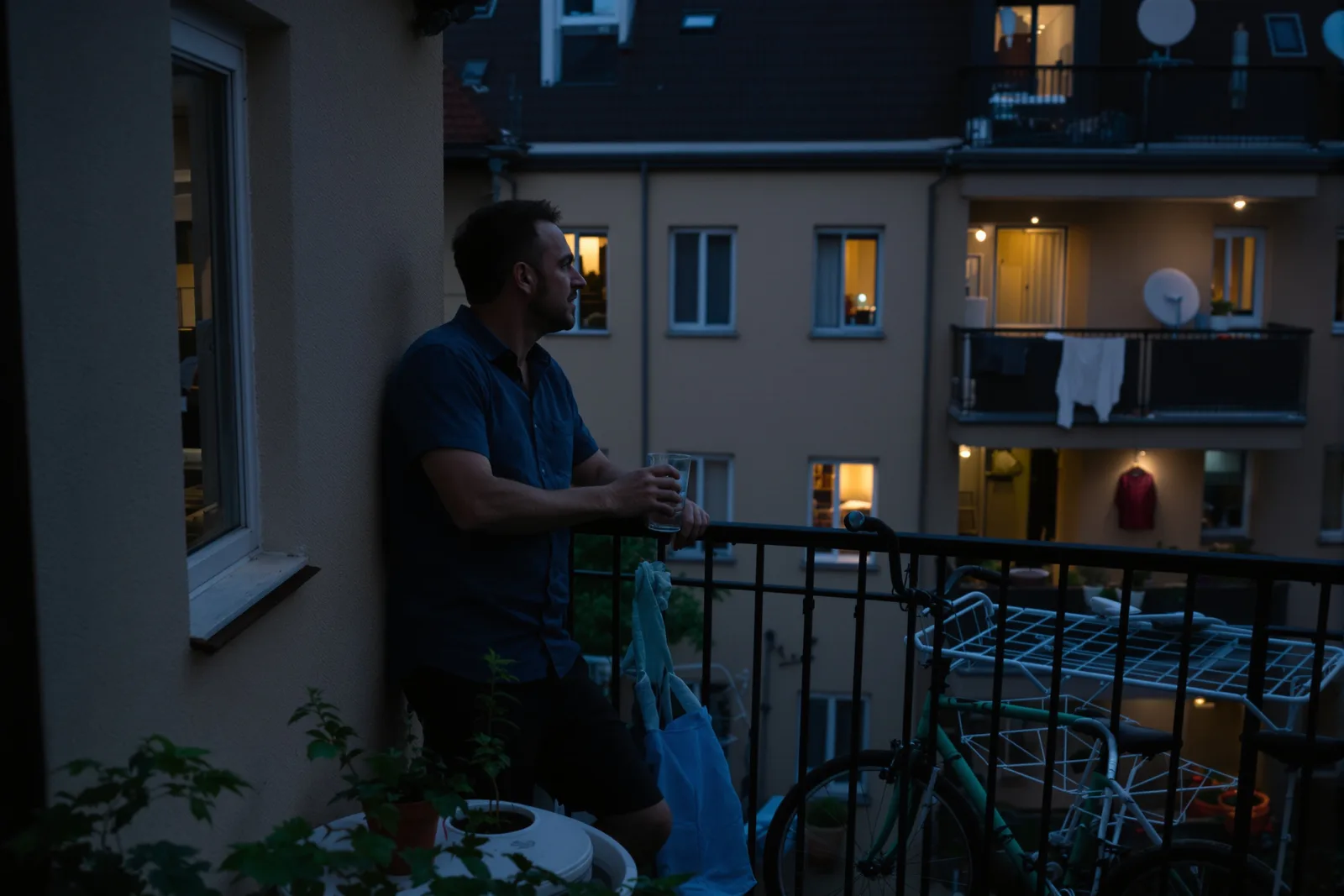 Mann spritzt sich kaltes Wasser ins Gesicht. Ein kurzer Ausstieg aus der Situation senkt die Reizbarkeit